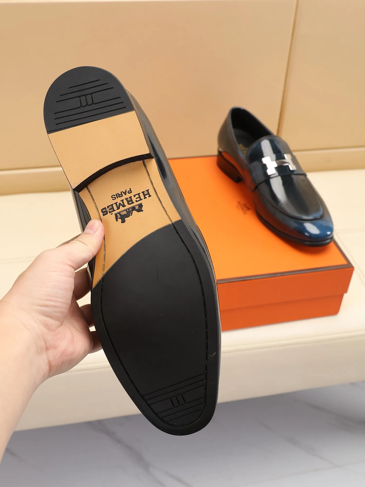 Factory price 460💶[HERMES] (cowhide lining)🍀Italian top luxury🍀He does not pursue novel styles and gorgeous colors, but attracts the favor of successful men with his flawless, elegant and classic style! This very, very comfortable, simple and stable style makes it easy to match any style! The pattern is absolutely 1:1 refined from the original case, and we strive for excellence in materials, imported cowhide + cowhide lining💪💪💪extraordinary texture👍! .Code number: 39 to 44 (38.4546 customized)